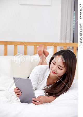 說謊在床上和做iPad的二十名婦女 36663077