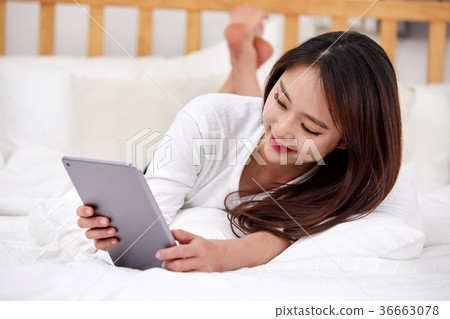 說謊在床上和做iPad的二十名婦女 36663078