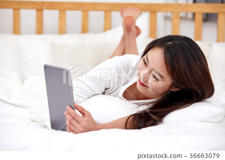 說謊在床上和做iPad的二十名婦女 36663079