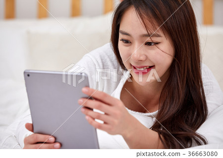 說謊在床上和做iPad的二十名婦女 36663080