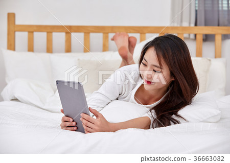 說謊在床上和做iPad的二十名婦女 36663082