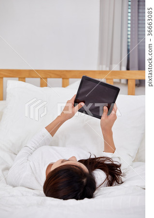 說謊在床上和做iPad的二十名婦女 36663085