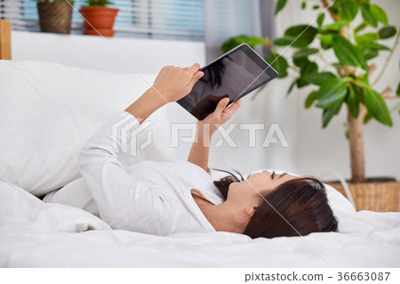 說謊在床上和做iPad的二十名婦女 36663087