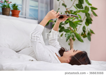 說謊在床上和做iPad的二十名婦女 36663088