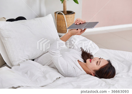 說謊在床上和做iPad的二十名婦女 說謊在床上和做iPad的二十名婦女 36663093