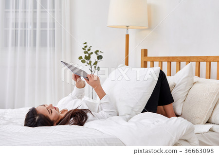 說謊在床上和做iPad的二十名婦女 36663098