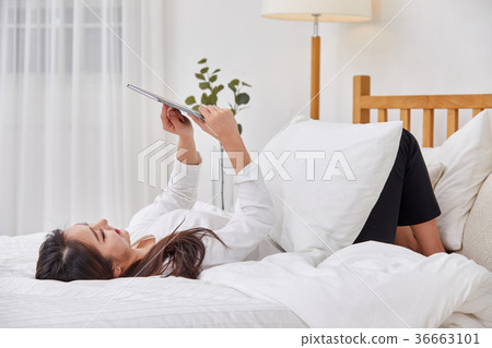 說謊在床上和做iPad的二十名婦女 36663101