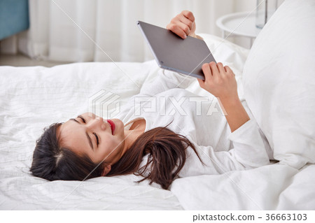 說謊在床上和做iPad的二十名婦女 36663103