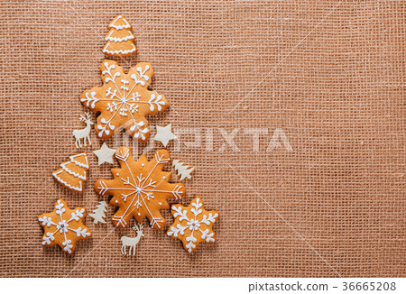 Christmas tree made of gingerbread cookies Christmas tree made of gingerbread cookies 36665208