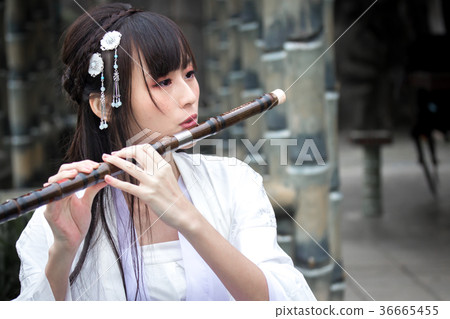 古裝美女演奏笛子 古裝美女演奏笛子 36665455