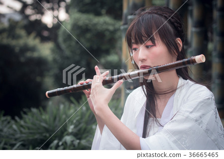 老式美女玩鑷子,中國 老式美女玩鑷子,中國 36665465