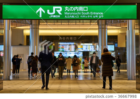 周圍東京站丸之內南口的人們 36667998