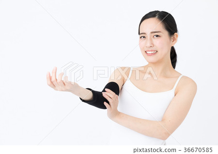 White back image of a woman who hurt her hand 36670585