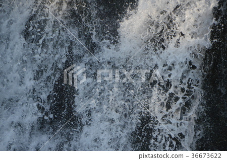 熱流洪流（河口附近的Oshingoshino瀑布Charassenai河/北海道斜裡郡斜裡町） 36673622