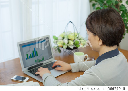 A woman looking at a computer 36674046
