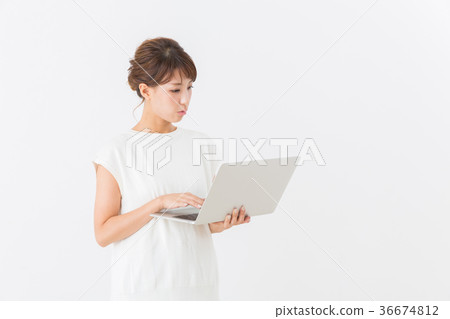 想著一個女人看著一台電腦 想著一個女人看著一台電腦 36674812