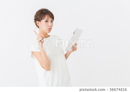 一個女人看著一台平板電腦 一個女人看著一台平板電腦 36674816