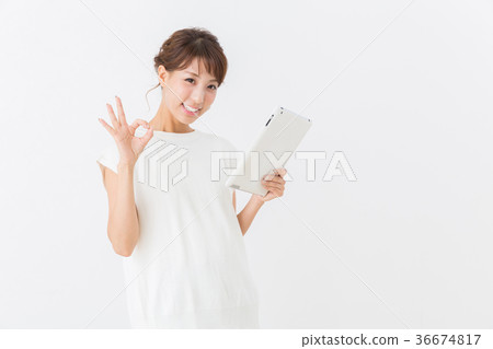 一個女人看著一台平板電腦 一個女人看著一台平板電腦 36674817