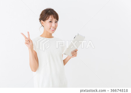 一個女人看著一台平板電腦 一個女人看著一台平板電腦 36674818