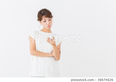 女人看著智慧型手機,思考 女人看著智慧型手機,思考 36674826