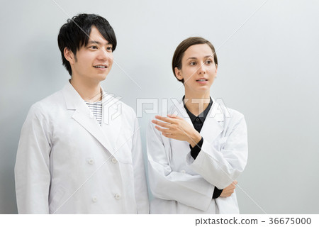 外國男女白大褂（醫生，科學家，學者） 36675000