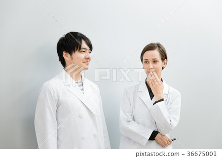 外國男女白大褂（醫生，科學家，學者） 36675001