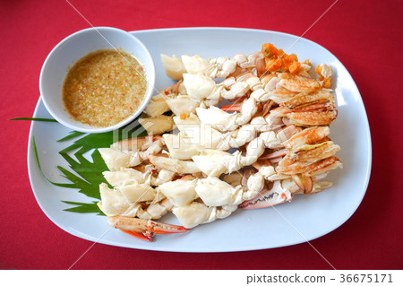 The cooked crab meat is placed on a plate placed 36675171