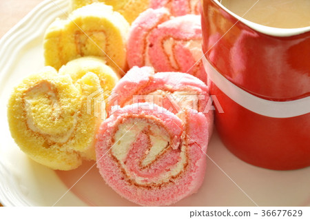 mini strawberry and vanilla jam roll with coffee  36677629