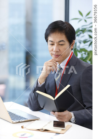 middle businessman middle businessman 36679356