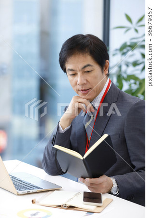middle businessman 36679357