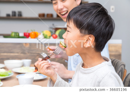 Family to eat Father Father Dad Mother Mother Sisterhood life feeling Family to eat Father Father Dad Mother Mother Sisterhood life feeling 36685196