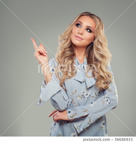 Cute Woman with Blonde Hair Pointing her Finger Cute Woman with Blonde Hair Pointing her Finger 36686933