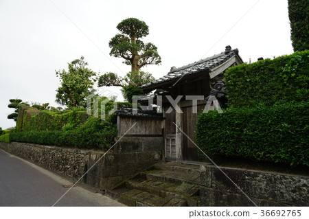 Nishigou Don位置（Chiran武士住宅的門和石牆和鵝卵石） 36692765