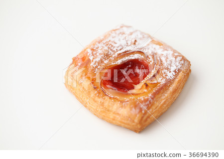 草莓醬丹麥麵包餅白色背景 草莓醬丹麥麵包餅白色背景 36694390