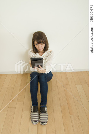 A woman watching a tablet 36695472