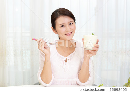 女人吃酸奶 36698403