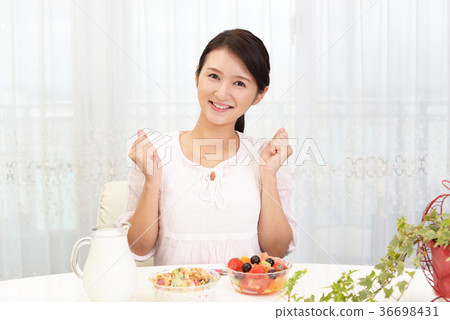 A woman eating breakfast　 36698431