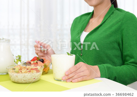 Healthy breakfast 36698462