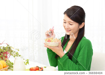 A woman eating breakfast　 36698484