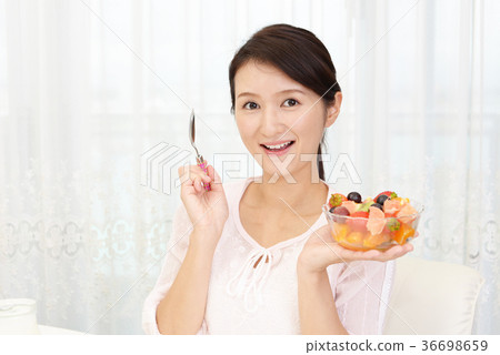 一個女人在吃水果 一個女人在吃水果 36698659