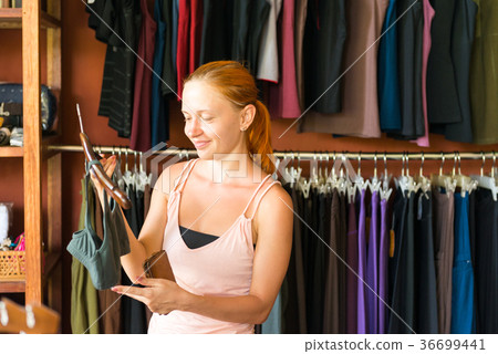 Red woman shopping Red woman shopping 36699441