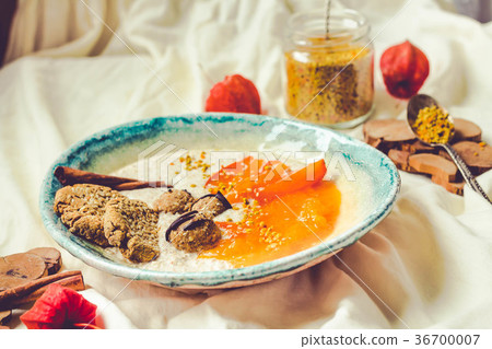 Oatmeal smoothies bowl with persimmons, raw sweets Oatmeal smoothies bowl with persimmons, raw sweets 36700007