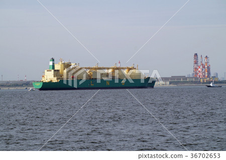LNG tankers in Tokyo Bay 36702653