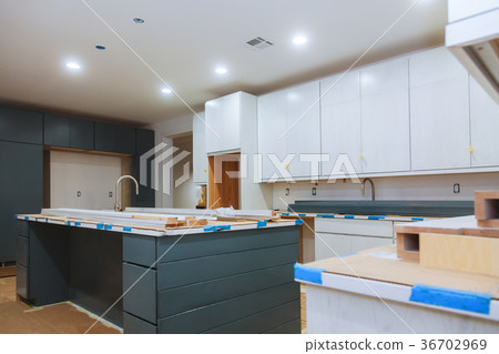 Installed kitchen in a new apartment in front. 36702969