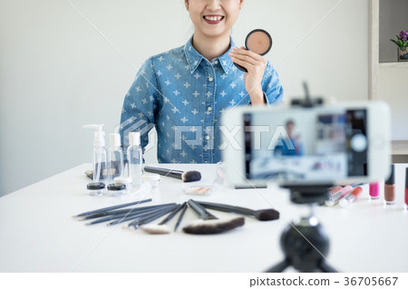 Happy smiling elegant woman or beauty blogger with brush on reco 36705667