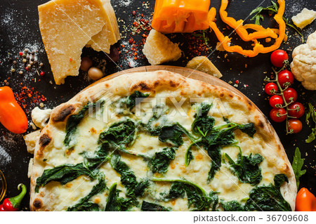 spinach pizza vegetarian lifestyle homemade dish 36709608