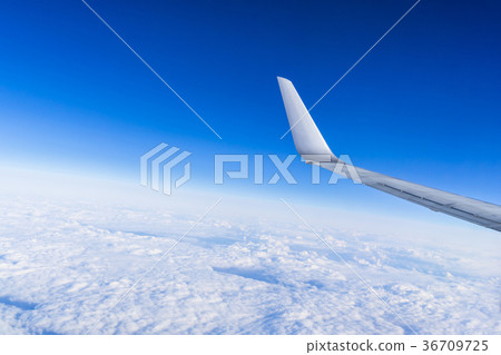 在雲彩之上的風景飛行中攝影（在日本）飛機的翼 36709725