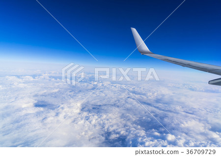 在雲彩之上的風景飛行中攝影（在日本）飛機的翼 36709729