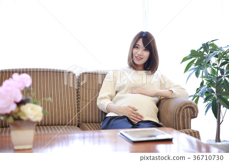 產科婦女坐長沙發 36710730