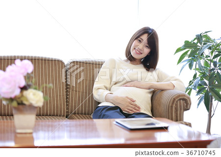 Maternity woman sitting on couch 36710745